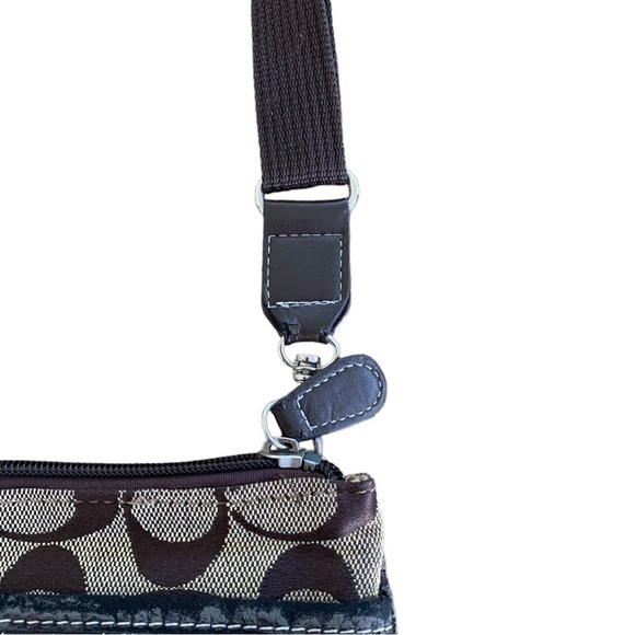 Classic Coach Crossbody Signature Handbag - Picture 4 of 10